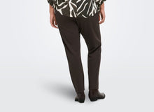 Lade das Bild in den Galerie-Viewer, Only Carmakoma Cargoldtrash regular fit soft trousers