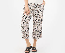 Cargar imagen en el visor de la galería, Signature Capri off white pattern trousers