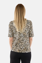 Lade das Bild in den Galerie-Viewer, Brandtex round Neck leopard print top