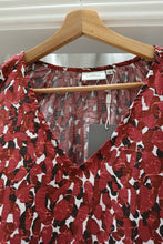 Charger l'image dans la galerie, Only Carmakoma Wine abstract print top