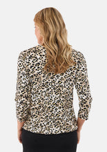 Lade das Bild in den Galerie-Viewer, Brandtex V neckline Leopard pattern print top