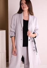 Lade das Bild in den Galerie-Viewer, Ora V neckline light grey abstract print Coat
