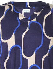 Lade das Bild in den Galerie-Viewer, Zhenzi Sylva graphic pattern print top