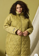 Lade das Bild in den Galerie-Viewer, Zhenzi Tinley lightweight Quilted coat