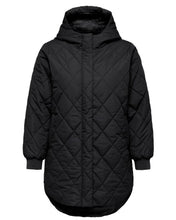 Cargar imagen en el visor de la galería, Only Carmakoma Carjuliet black lightly Quilted coat