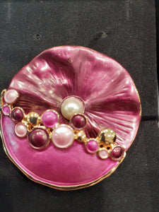 Modern pearl magnetic brooches