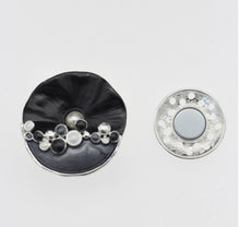 Load image into Gallery viewer, Modern pearl magnetic brooches
