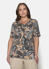 Load image into Gallery viewer, Ciso leaf black  print top
