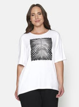 Load image into Gallery viewer, Ciso white T-shirt with motif
