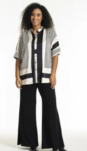 Cargar imagen en el visor de la galería, Studio black &amp; White Graphic blouse
