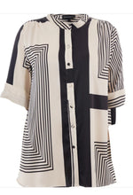 Cargar imagen en el visor de la galería, Studio black &amp; White Graphic blouse
