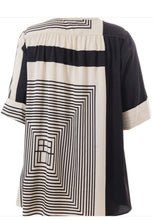 Cargar imagen en el visor de la galería, Studio black &amp; White Graphic blouse
