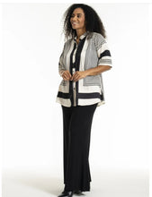 Cargar imagen en el visor de la galería, Studio black &amp; White Graphic blouse
