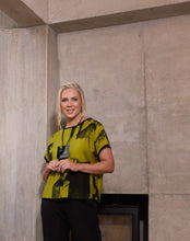 Load image into Gallery viewer, Ora Blurred pattern print top
