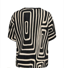 Cargar imagen en el visor de la galería, Only Carmakoma plisse black and cream top
