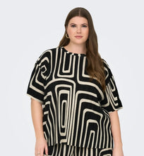 Cargar imagen en el visor de la galería, Only Carmakoma plisse black and cream top
