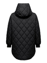 Cargar imagen en el visor de la galería, Only Carmakoma Carjuliet black lightly Quilted coat
