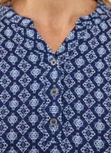 Lade das Bild in den Galerie-Viewer, Signature Navy Geometic Pattern print top
