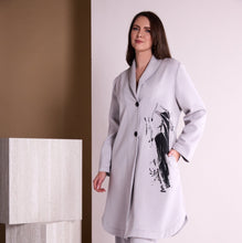 Lade das Bild in den Galerie-Viewer, Ora V neckline light grey abstract print Coat
