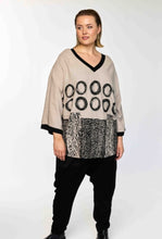 Lade das Bild in den Galerie-Viewer, Gozzip black label Maya abstract circle pattern print top
