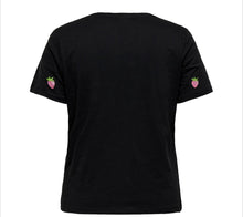 Lade das Bild in den Galerie-Viewer, Only Carmakoma Black T-shirt with strawberry mofits
