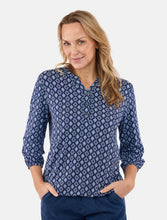 Lade das Bild in den Galerie-Viewer, Signature Navy Geometic Pattern print top
