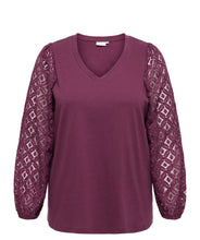 Cargar imagen en el visor de la galería, Only Carmakoma Careffie v neckline top
