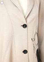 Lade das Bild in den Galerie-Viewer, Ora V neckline light grey abstract print Coat
