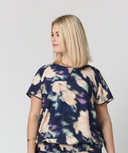 Load image into Gallery viewer, Studio  Camilla  blurred print top
