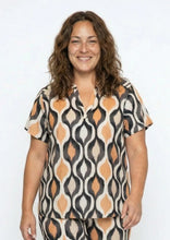 Lade das Bild in den Galerie-Viewer, Ciso sand pattern print top
