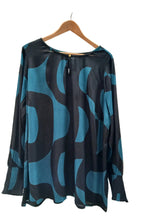Lade das Bild in den Galerie-Viewer, Zhenzi Lonie top with Graphic pattern print
