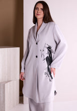 Lade das Bild in den Galerie-Viewer, Ora V neckline light grey abstract print Coat
