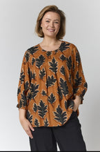 Load image into Gallery viewer, Gozzip Giben leaf print top
