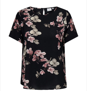 Only Carmakoma Carvica tops