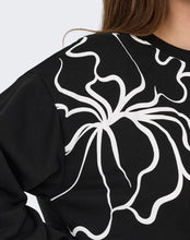 Cargar imagen en el visor de la galería, Only Carmakoma Carodessa floral sweatshirt
