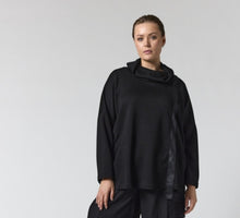 Cargar imagen en el visor de la galería, Gozzip black label Juni drop down neckline top
