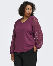 Cargar imagen en el visor de la galería, Only Carmakoma Careffie v neckline top
