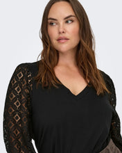 Cargar imagen en el visor de la galería, Only Carmakoma Careffie v neckline top
