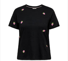 Lade das Bild in den Galerie-Viewer, Only Carmakoma Black T-shirt with strawberry mofits
