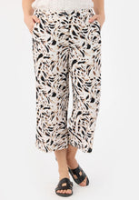 Lade das Bild in den Galerie-Viewer, Signature Capri off white pattern trousers

