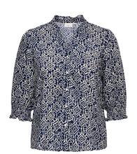 Charger l'image dans la galerie, Only Carmakoma Carraya Navy print shirt
