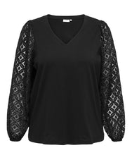 Cargar imagen en el visor de la galería, Only Carmakoma Careffie v neckline top
