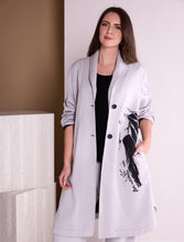 Lade das Bild in den Galerie-Viewer, Ora V neckline light grey abstract print Coat
