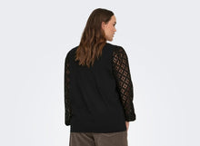 Cargar imagen en el visor de la galería, Only Carmakoma Careffie v neckline top

