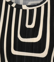 Cargar imagen en el visor de la galería, Only Carmakoma plisse black and cream top
