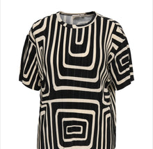 Cargar imagen en el visor de la galería, Only Carmakoma plisse black and cream top
