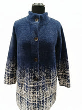 Lade das Bild in den Galerie-Viewer, MXO faux Fur with constant colours Coats
