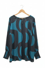 Lade das Bild in den Galerie-Viewer, Zhenzi Lonie top with Graphic pattern print
