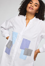 Lade das Bild in den Galerie-Viewer, Studio Svala white shirt with striped details
