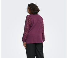 Cargar imagen en el visor de la galería, Only Carmakoma Careffie v neckline top
